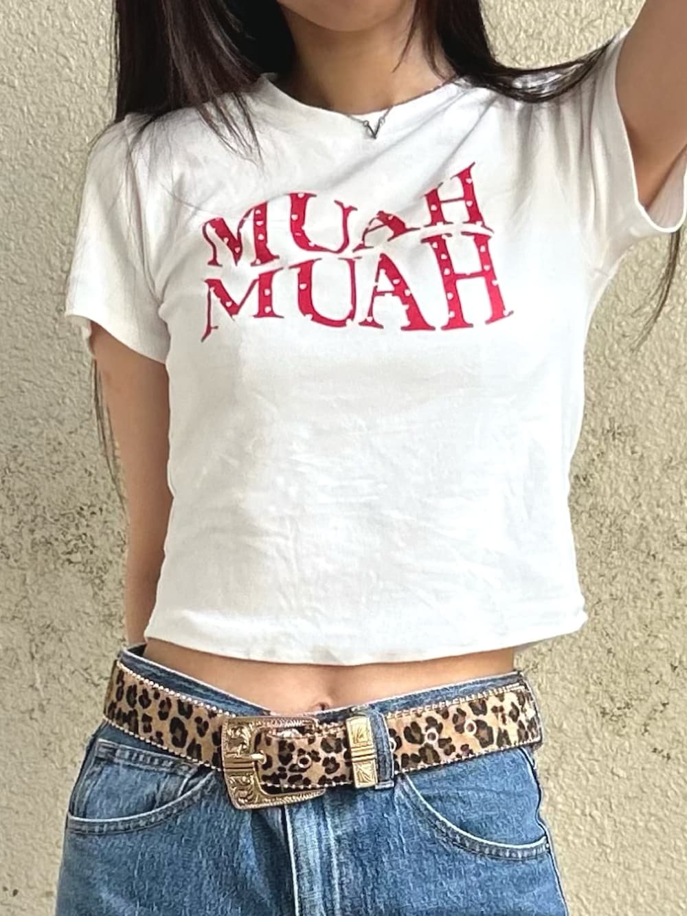ベージュ系のTシャツ/カットソー、ブルー系のデニムパンツ、ブラウン系のスニーカーを着用したレディースの夏コーディネートの2枚目の写真