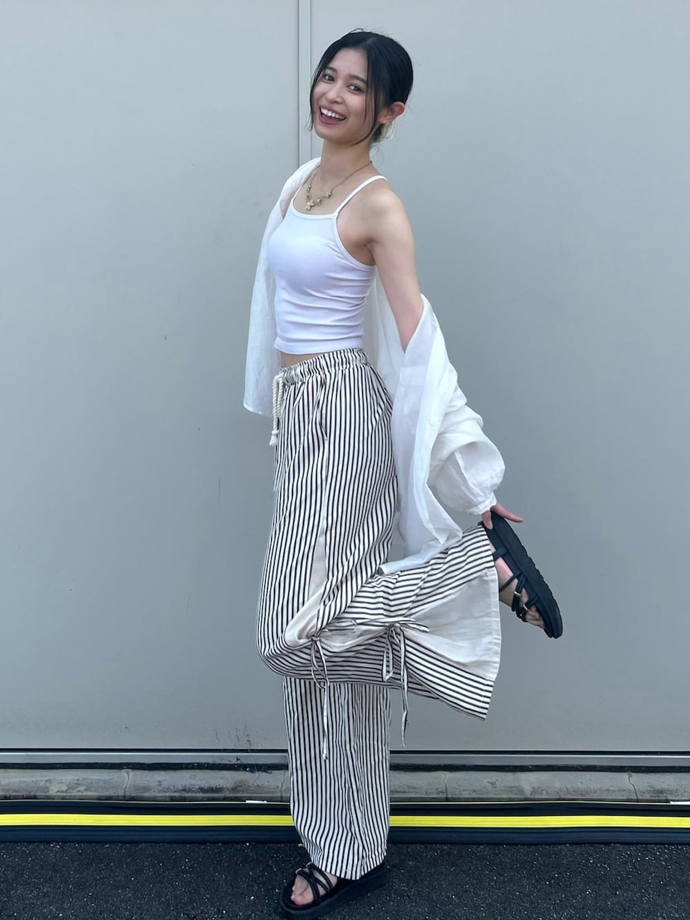 ホワイト系のその他パンツ、ホワイト系のシャツ/ブラウス、ホワイト系のキャミソールを着用したレディースの夏コーディネートの2枚目の写真
