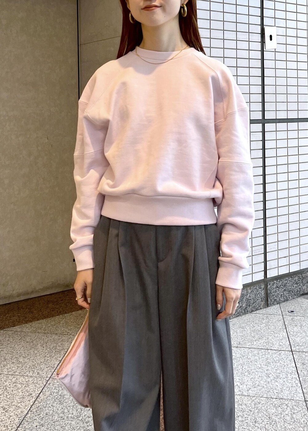「初春コーデ、春コーデ、デートコーデ、お出かけコーデ、旅行コーデ、女子会コーデ、大人カジュアル、パンツスタイル、カジュアルコーデ、ADAM ET ROPÉ、ナチュラル、ブルべ夏、混合、トップス、スウェット」｜「ADAM ET ROPE'の【防シワ】・【消臭】・【洗える】ウールギャバ2タックワイドスラックス（スラックス、グレー系）」を使った、tomoさん（レディース・157cm）の冬コーディネートの5枚目の写真