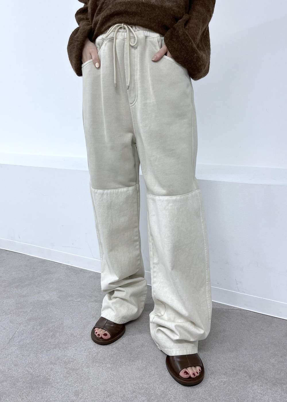 ブラウン系のサンダル、ブラウン系のニット/セーター、ベージュ系のその他パンツを着用したレディースの夏コーディネートの7枚目の写真