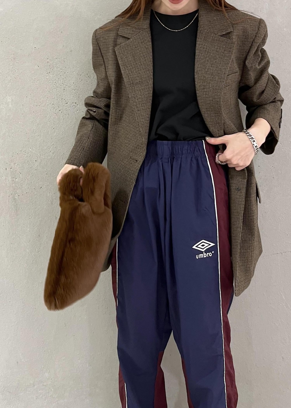 ブラック系のTシャツ/カットソー、ベージュ系のパンプス、ブラウン系のトートバッグを着用したレディースの秋コーディネートの7枚目の写真