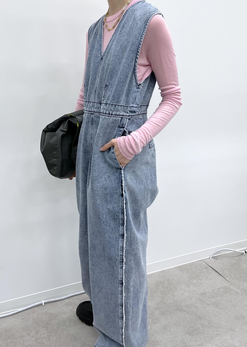 「初春コーデ、春コーデ、お出かけコーデ、旅行コーデ、女子会コーデ、大人カジュアル、パンツスタイル、カジュアルコーデ、ADAM ET ROPÉ、ナチュラル、ブルべ夏、混合、トップス、Tシャツ/カットソー、オールインワン/サロペット」｜「NOMADISの【NOMADIS for ADAM ET ROPE'】別注 SAC2 WIDE（ハンドバッグ、グレー系）」を使った、tomoさん（レディース・157cm）の冬コーディネートの5枚目の写真