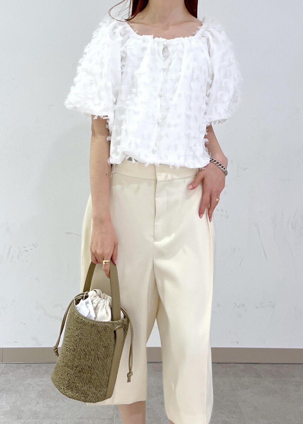 ホワイト系のサンダル、ホワイト系のシャツ/ブラウス、ホワイト系のその他パンツを着用したレディースの夏コーディネートの5枚目の写真