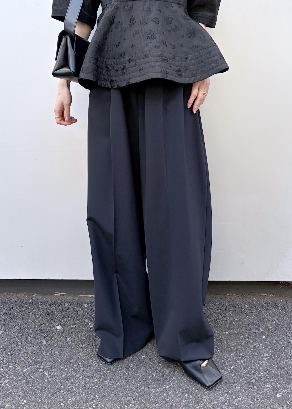 ブラック系のパンプス、ブラック系のショルダーバッグ、ブラック系のシャツ/ブラウスを着用したレディースの冬コーディネートの10枚目の写真