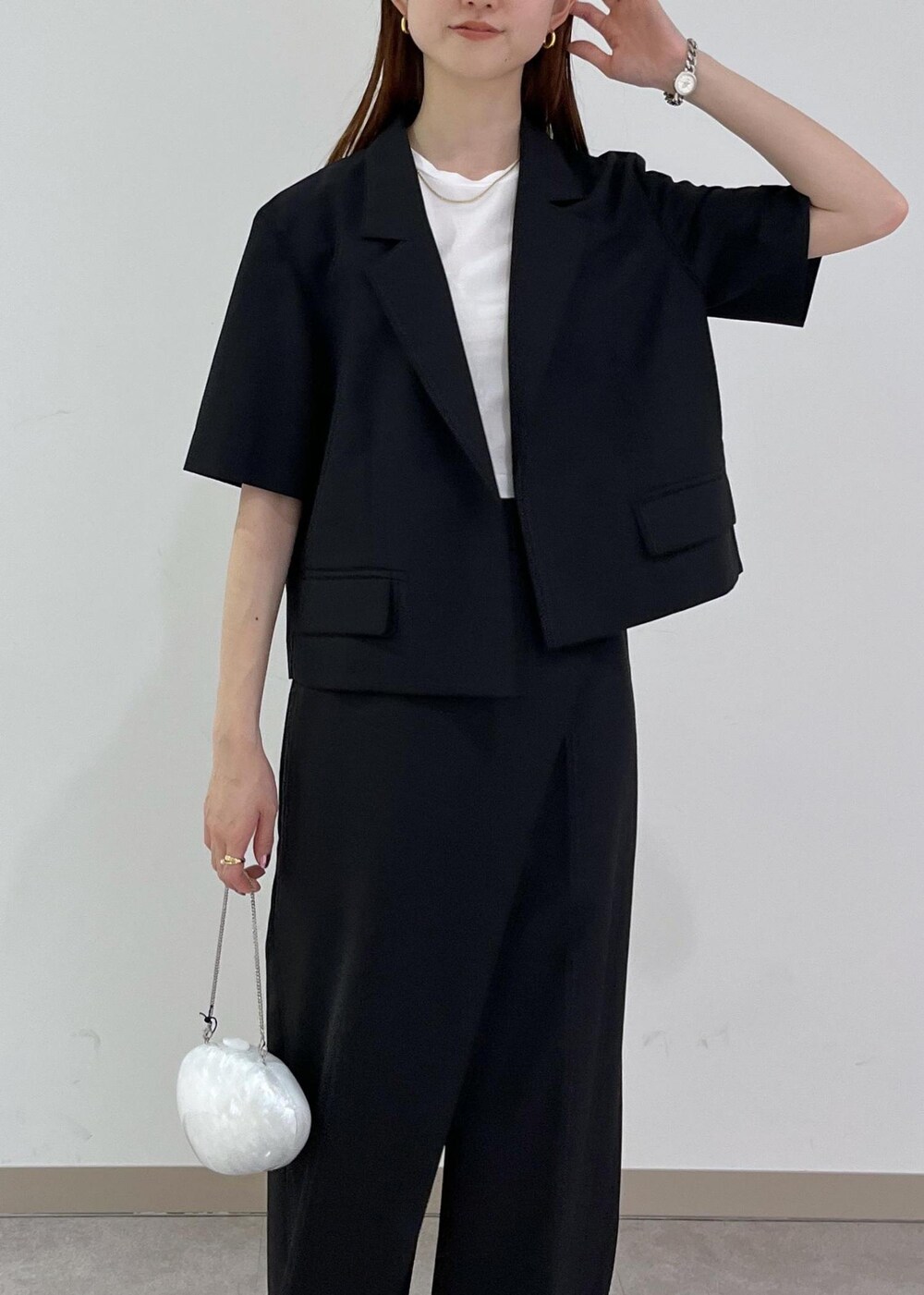 「24SS夏の新作、スラックス、スーツ、ピンク、パンプス、ADAM ET ROPÉ、FEMME、骨格ナチュラル、ブルべ、きれいめ、モード、セレモニー、オケージョン、パーティー、セットアップ」｜「ADAM ET ROPE'の【サステナブル】フォルドウエストスラックス（スラックス、ブラック系）」を使った、tomoさん（レディース・157cm）の春コーディネートの5枚目の写真