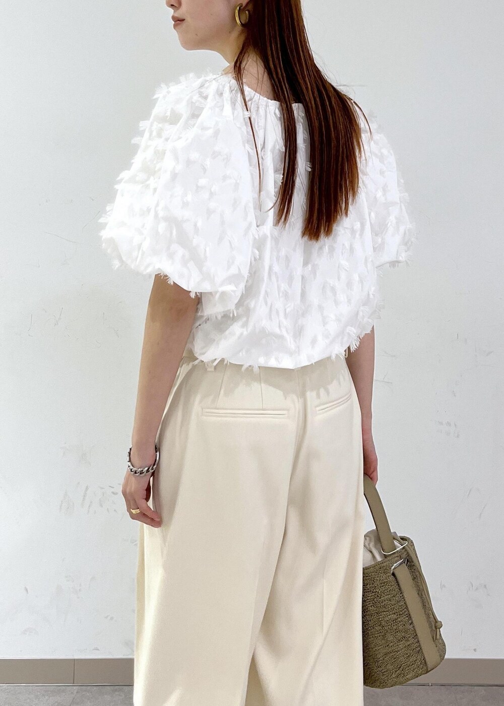 ホワイト系のサンダル、ホワイト系のシャツ/ブラウス、ホワイト系のその他パンツを着用したレディースの夏コーディネートの9枚目の写真