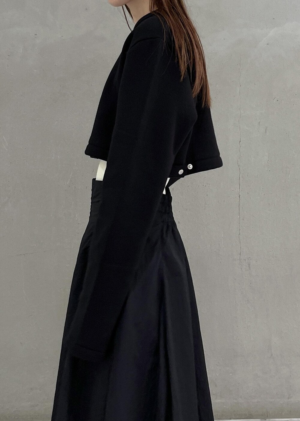 ブラック系のカーディガン/ボレロ、ホワイト系のキャミソール、ブラック系のスカートを着用したレディースの秋コーディネートの5枚目の写真