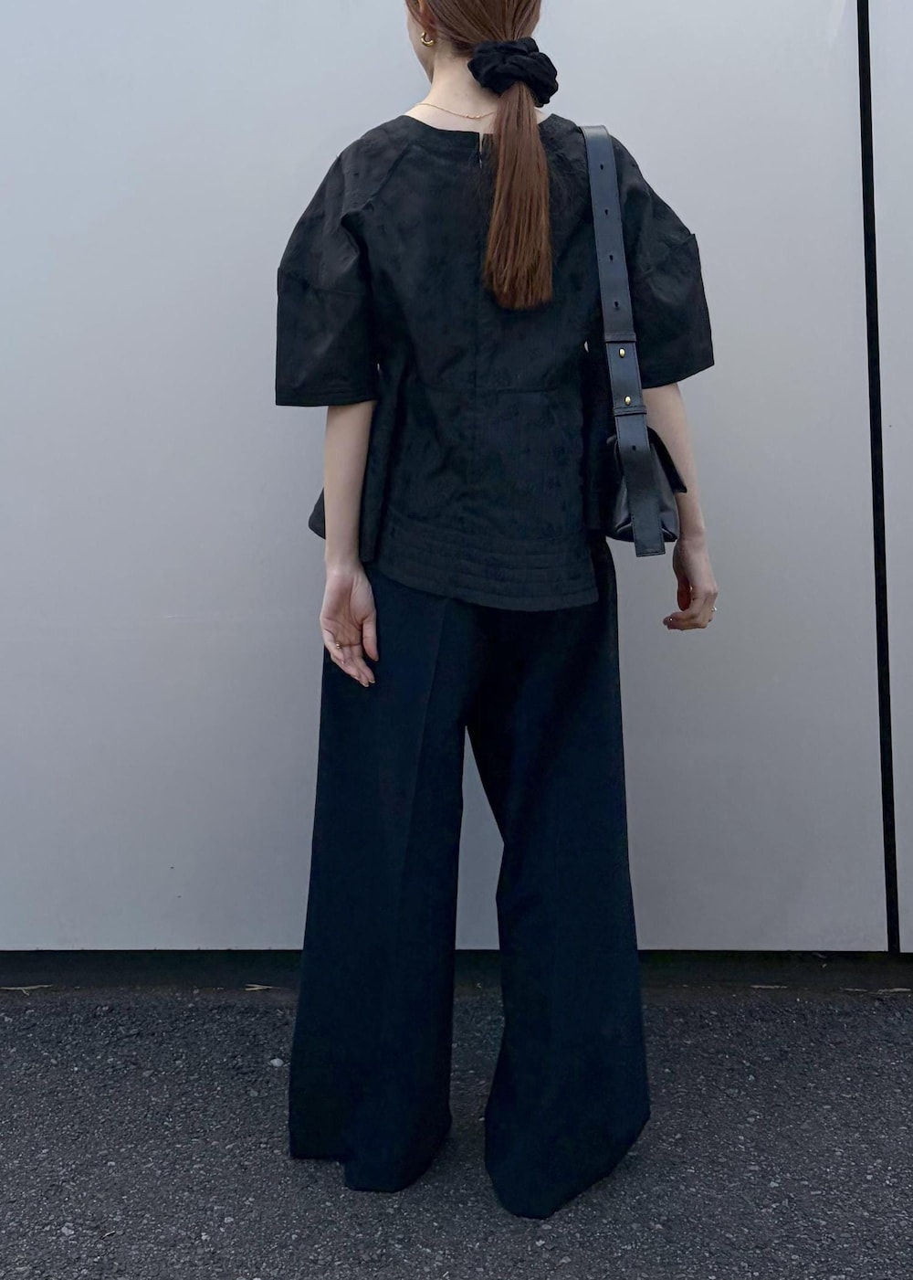 ブラック系のパンプス、ブラック系のショルダーバッグ、ブラック系のシャツ/ブラウスを着用したレディースの冬コーディネートの4枚目の写真