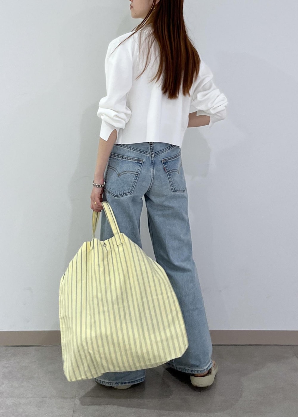 「24SS夏の新作、カーディガン、トートバッグ、ホワイト、イエロー、パンツ、ブルー、デニム、ワイド、ベージュ、サンダル、ビーチサンダル、トング、ADAM ET ROPÉ、FEMME」｜「ADAM ET ROPE'のギャザーストライプショルダーバッグ（トートバッグ、イエロー系）」を使った、tomoさん（レディース・157cm）の春コーディネートの2枚目の写真