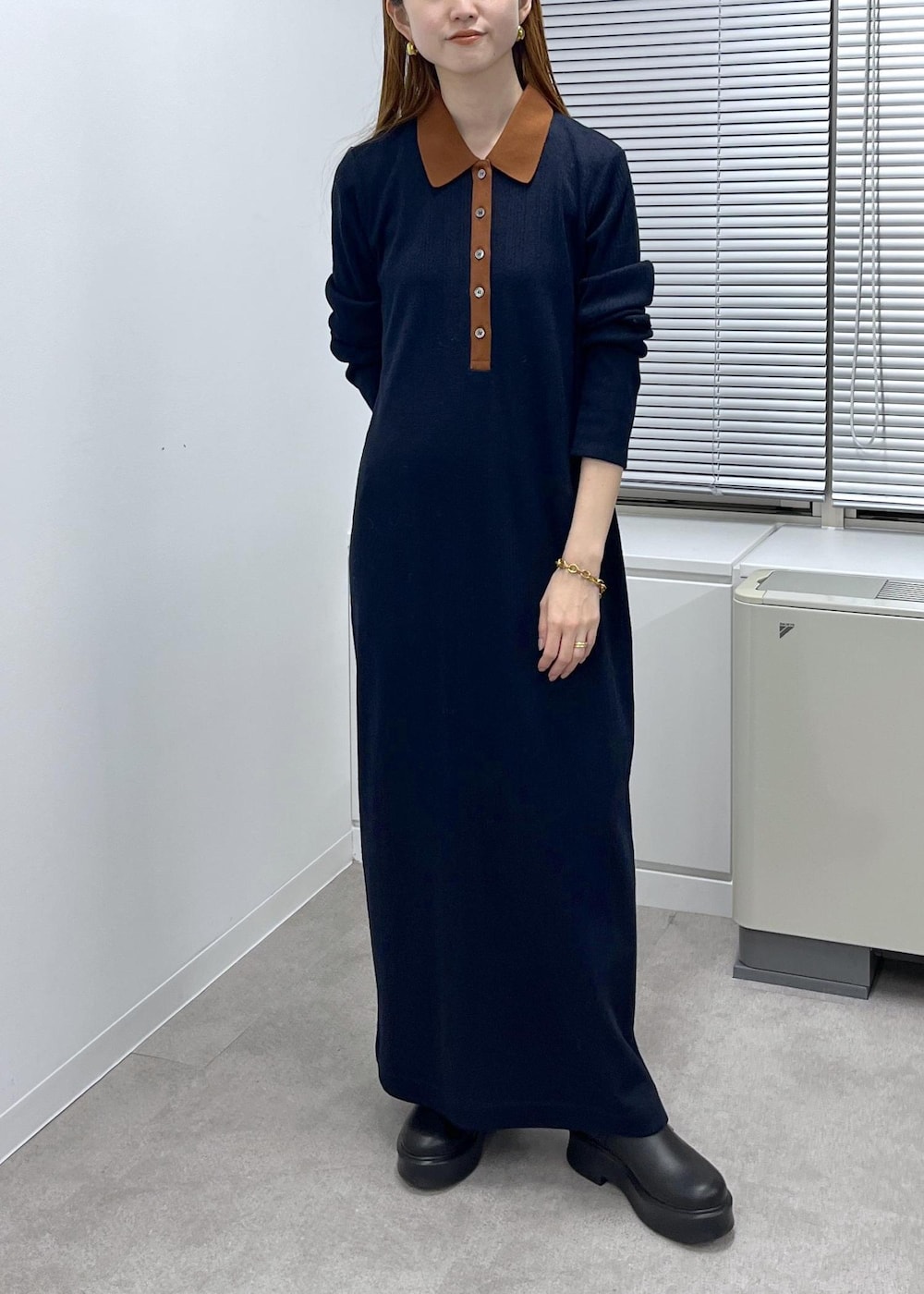 ブラック系のサンダル、ブルー系のワンピースを着用したレディースの夏コーディネートの2枚目の写真