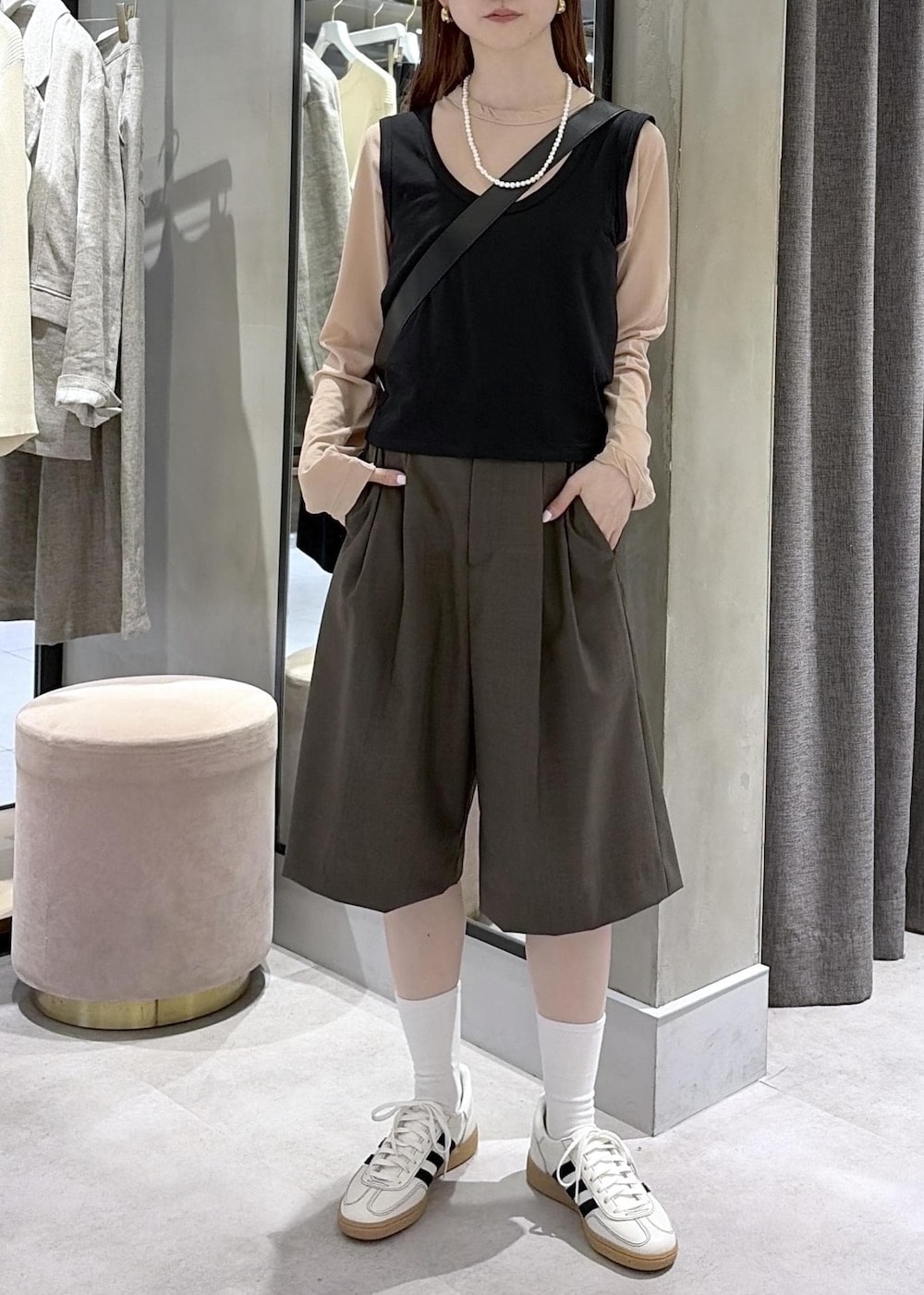 ブラック系のショルダーバッグ、ブラウン系のその他パンツ、ホワイト系のスニーカーを着用したレディースの春コーディネートの8枚目の写真