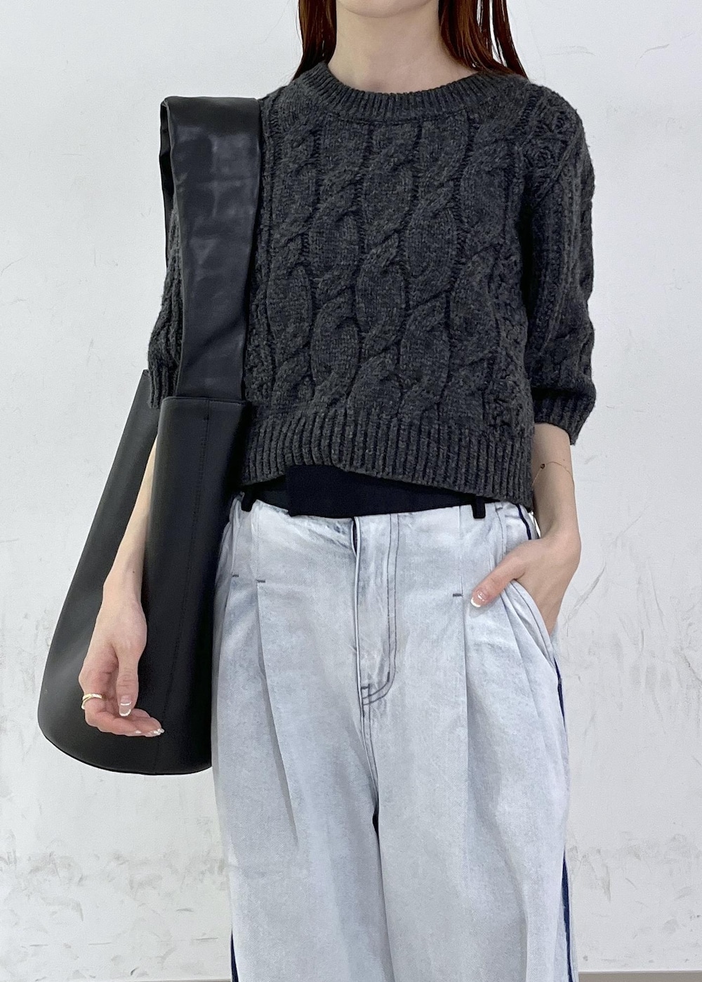 ブルー系のデニムパンツ、ブラック系のショルダーバッグ、グレー系のニット/セーターを着用したレディースの秋コーディネートの10枚目の写真