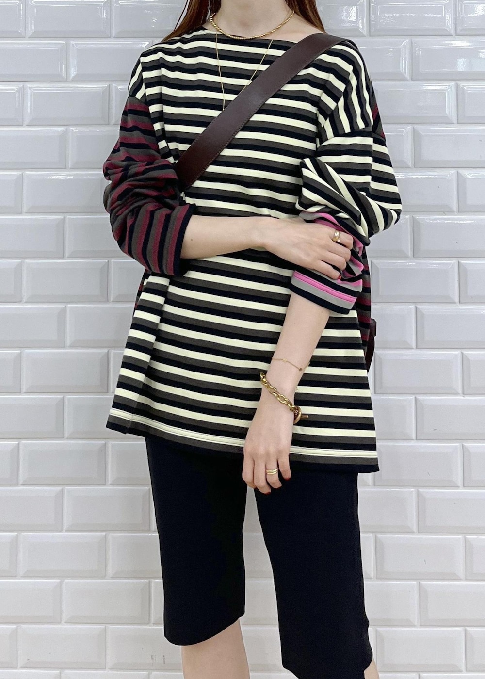 ブラウン系のサンダル、ブラック系のその他パンツ、レッド系のショルダーバッグを着用したレディースの秋コーディネートの5枚目の写真