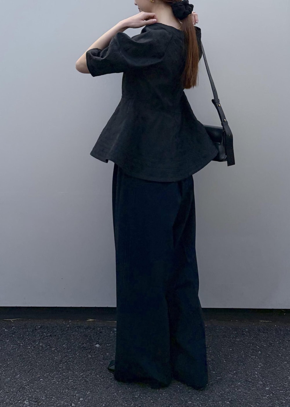 ブラック系のパンプス、ブラック系のショルダーバッグ、ブラック系のシャツ/ブラウスを着用したレディースの冬コーディネートの6枚目の写真