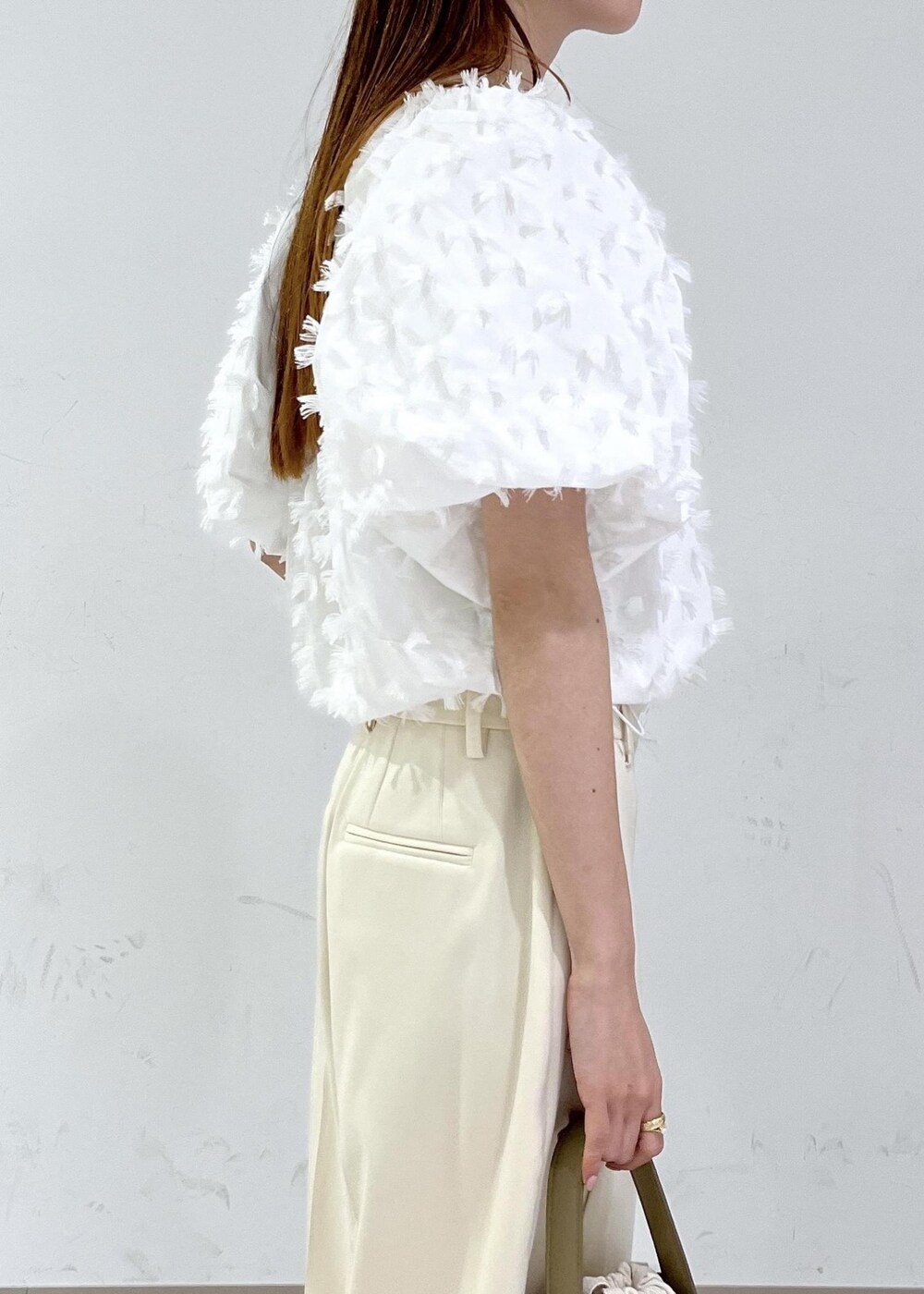 ホワイト系のサンダル、ホワイト系のシャツ/ブラウス、ホワイト系のその他パンツを着用したレディースの夏コーディネートの6枚目の写真