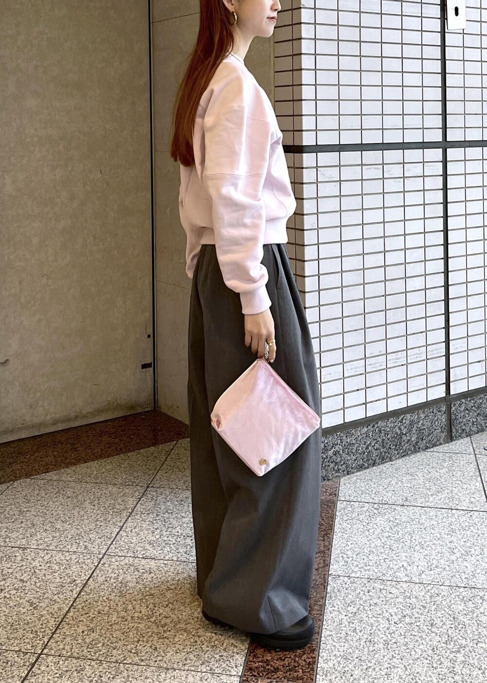 「初春コーデ、春コーデ、デートコーデ、お出かけコーデ、旅行コーデ、女子会コーデ、大人カジュアル、パンツスタイル、カジュアルコーデ、ADAM ET ROPÉ、ナチュラル、ブルべ夏、混合、トップス、スウェット」｜「ADAM ET ROPE'の【防シワ】・【消臭】・【洗える】ウールギャバ2タックワイドスラックス（スラックス、グレー系）」を使った、tomoさん（レディース・157cm）の冬コーディネートの4枚目の写真