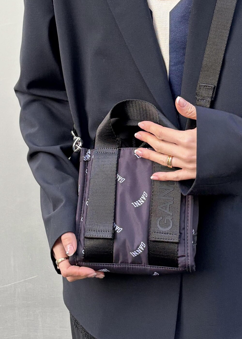 イエロー系のサンダル、ブラック系のトートバッグ、ホワイト系のネックレスを着用したレディースの冬コーディネートの10枚目の写真