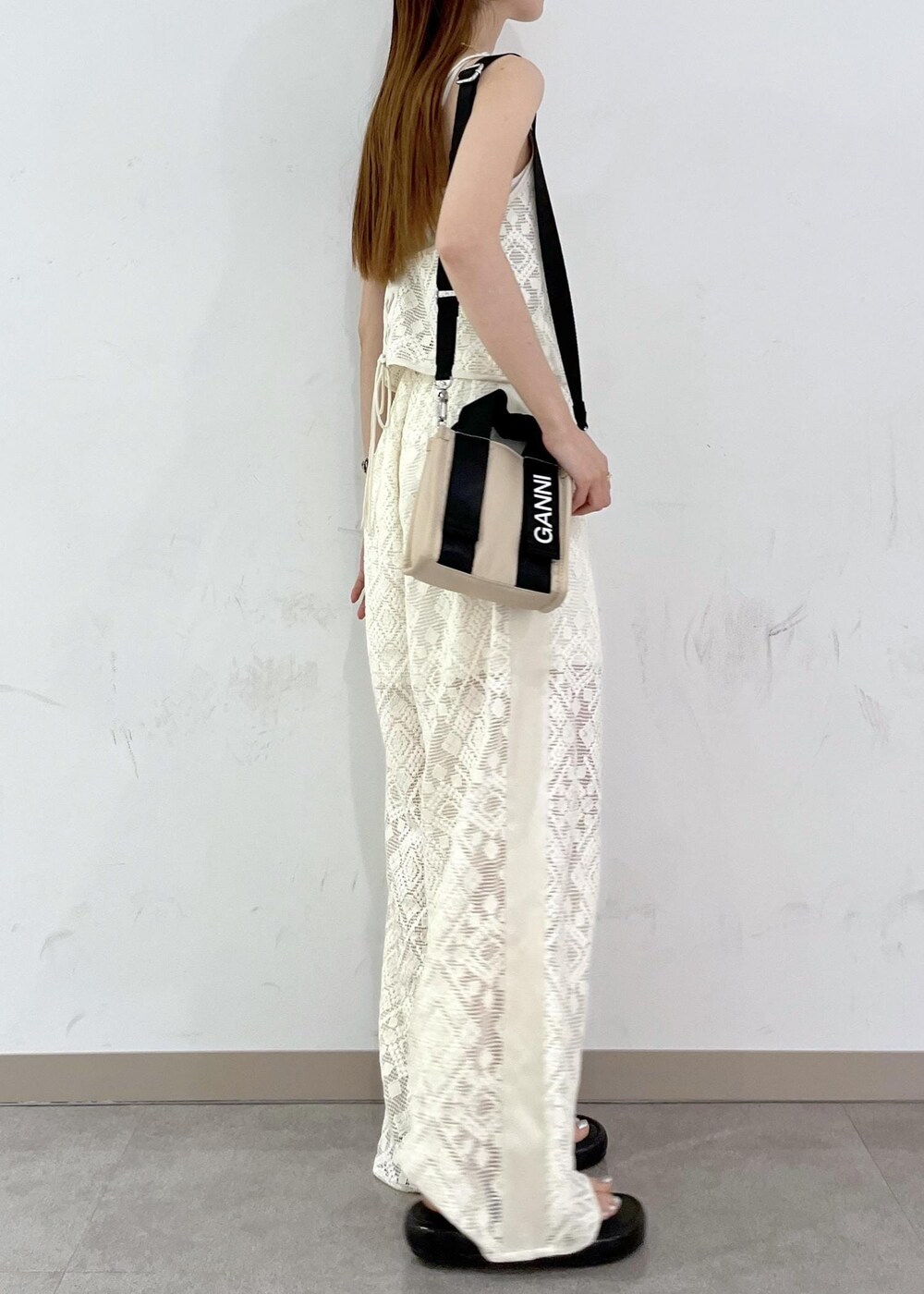 ブラック系のサンダル、ホワイト系のその他パンツ、ホワイト系のキャミソールを着用したレディースの夏コーディネートの3枚目の写真