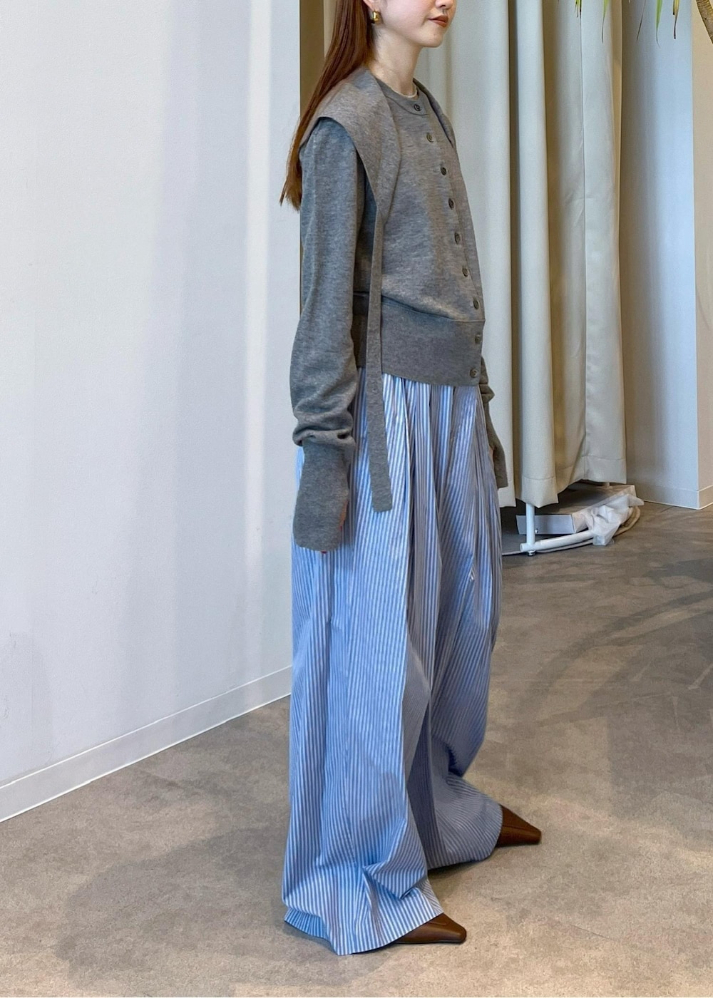 ブラウン系のサンダル、ブルー系のスラックス、グレー系のカーディガン/ボレロを着用したレディースの秋コーディネートの2枚目の写真