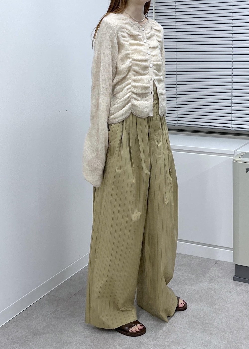 ブラウン系のサンダル、ベージュ系のスラックス、ベージュ系のカーディガン/ボレロを着用したレディースの夏コーディネートの3枚目の写真