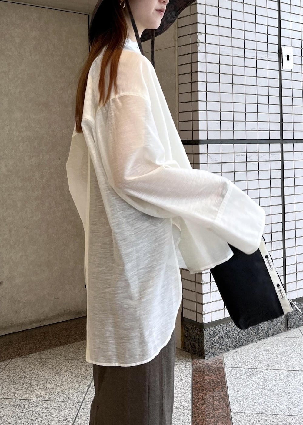 「ブラウン、ハット、長袖、シャツ、ノースリーブ、マキシ、ADAM ET ROPÉ、FEMME、骨格ナチュラル、ブルべ、きれいめカジュアル、大人カジュアル、夏、夏コーデ、夏ファッション」｜「ADAM ET ROPE'の【Miller for ADAM ET ROPE'】Skirt（スカート、ブラウン系）」を使った、tomoさん（レディース・157cm）の春コーディネートの4枚目の写真