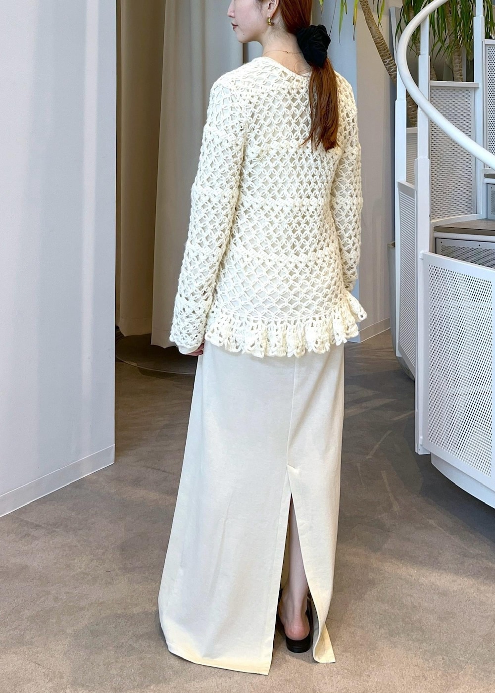 ブラック系のサンダル、ホワイト系のワンピース、ホワイト系のカーディガン/ボレロを着用したレディースの夏コーディネートの5枚目の写真