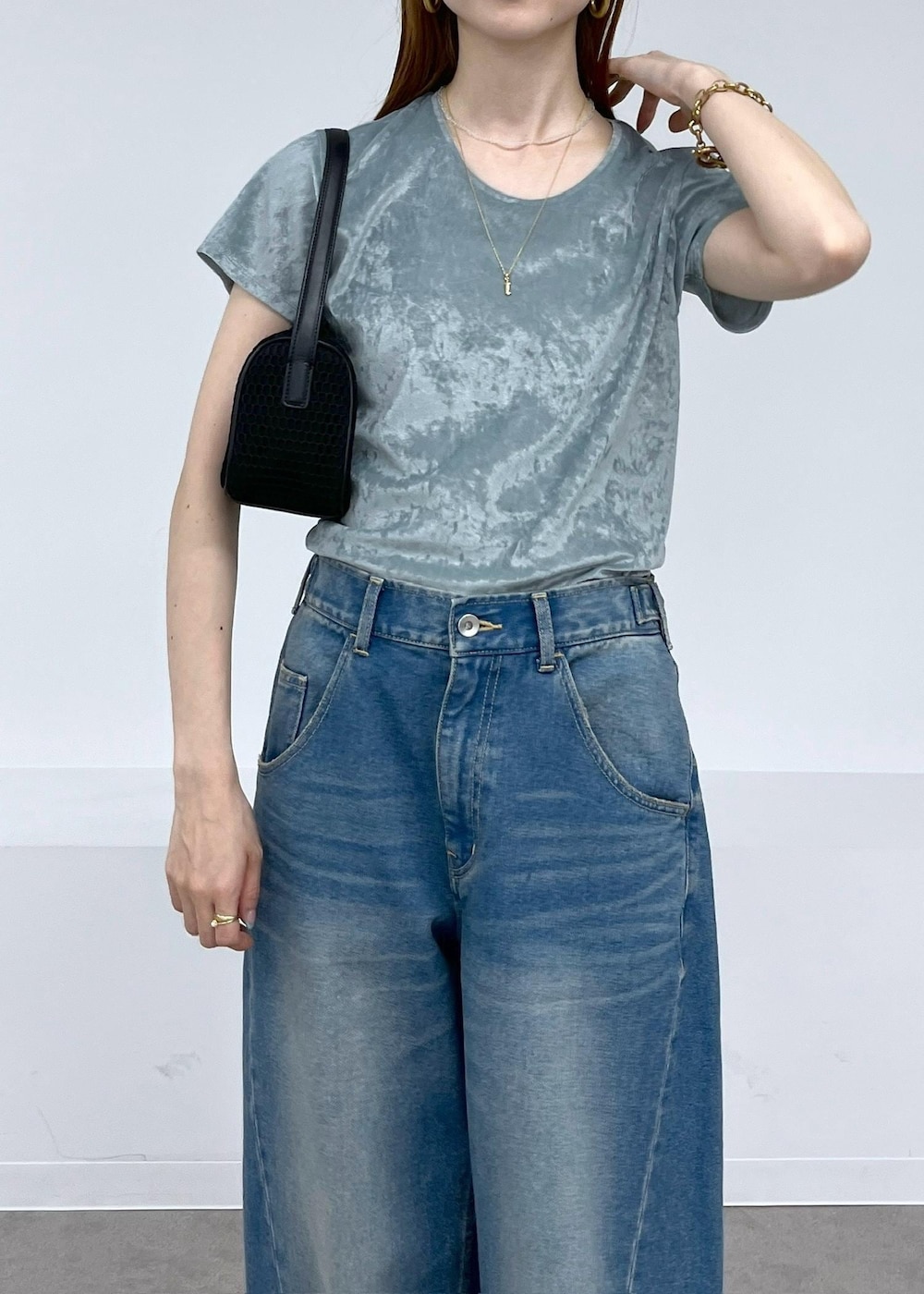 「夏コーデ、お出かけコーデ、旅行コーデ、女子会コーデ、大人カジュアル、パンツスタイル、シンプルコーデ、ADAM ET ROPÉ、ナチュラル、ブルべ夏、混合、トップス、Tシャツ/カットソー、パンツ、デニムパンツ」｜「ADAM ET ROPE'のボリュームソールサンダル（サンダル、ホワイト系）」を使った、tomoさん（レディース・157cm）の夏コーディネートの5枚目の写真
