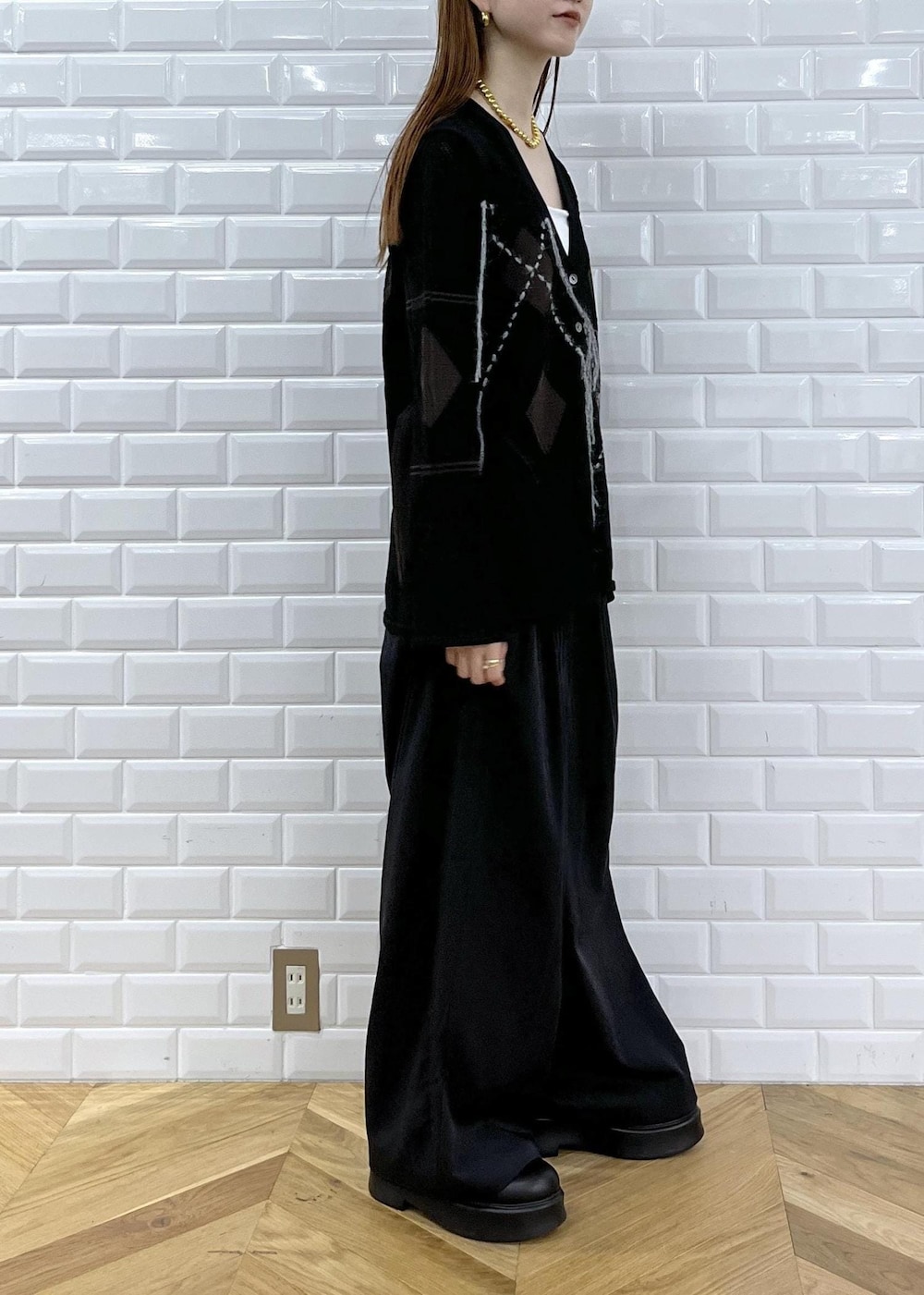 ブラック系のカーディガン/ボレロ、ブラック系のサンダル、ブラック系のその他パンツを着用したレディースの秋コーディネートの3枚目の写真