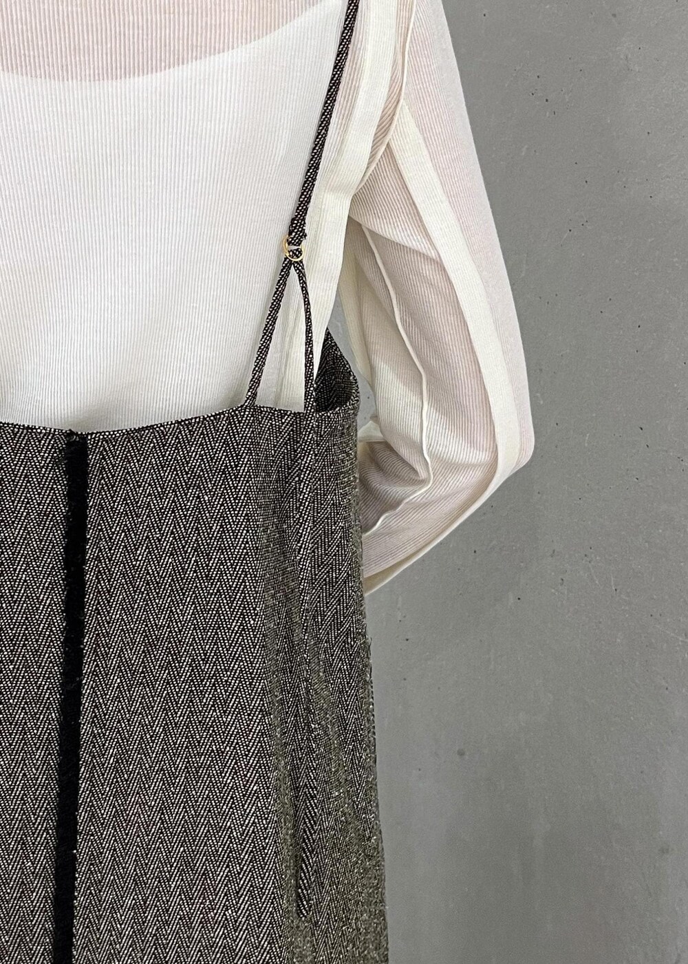 ブラック系のブーツ、ベージュ系のワンピース、ホワイト系のTシャツ/カットソーを着用したレディースの秋コーディネートの7枚目の写真