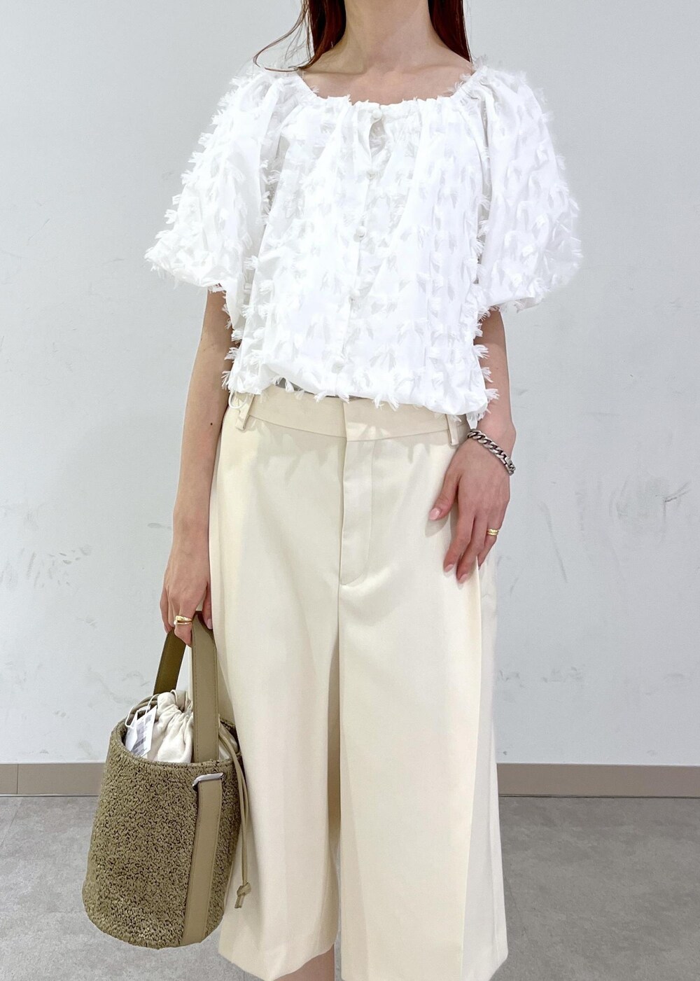 ホワイト系のサンダル、ホワイト系のシャツ/ブラウス、ホワイト系のその他パンツを着用したレディースの夏コーディネートの7枚目の写真