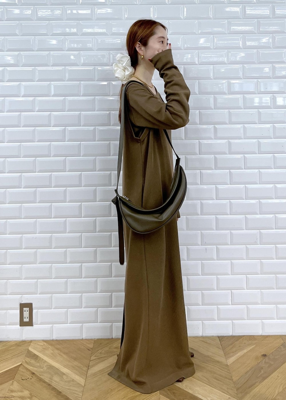 レッド系のショルダーバッグ、ブラウン系のサンダル、ブラウン系のワンピースを着用したレディースの夏コーディネートの3枚目の写真