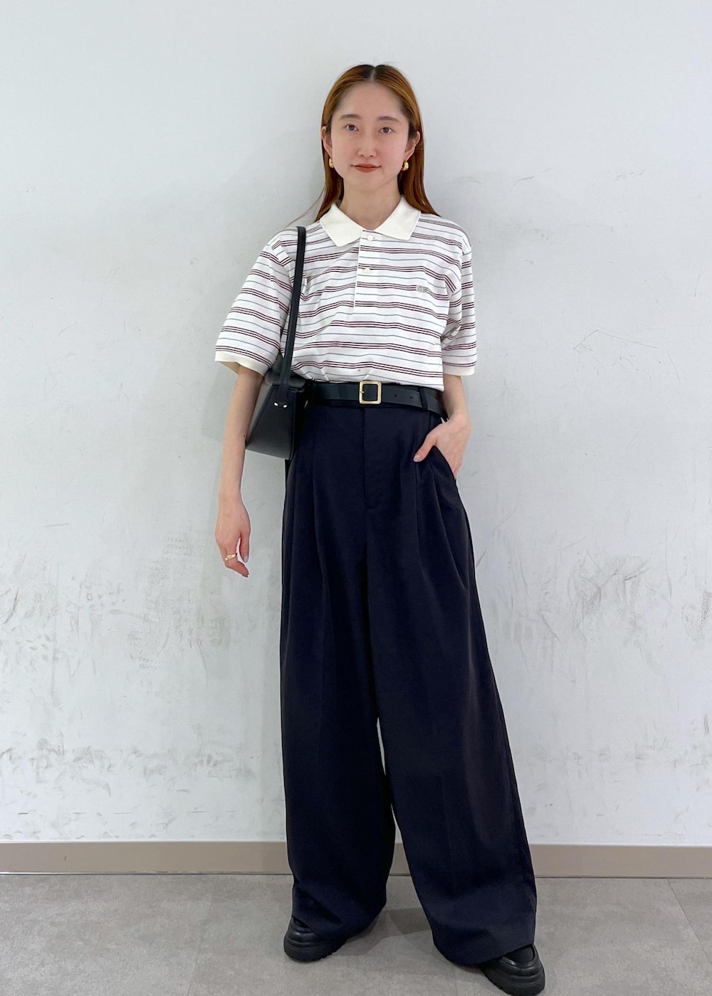 「初夏コーデ、夏コーデ、お仕事コーデ、デートコーデ、お出かけコーデ、女子会コーデ、パンツスタイル、モノトーンコーデ、シンプルコーデ、きれいめコーデ、ADAM ET ROPÉ、ナチュラル、ブルべ夏、混合、トップス」｜「ADAM ET ROPE'の晴雨兼用ベーシックローファー（ローファー、ブラック系）」を使った、tomoさん（レディース・157cm）の春コーディネートの8枚目の写真