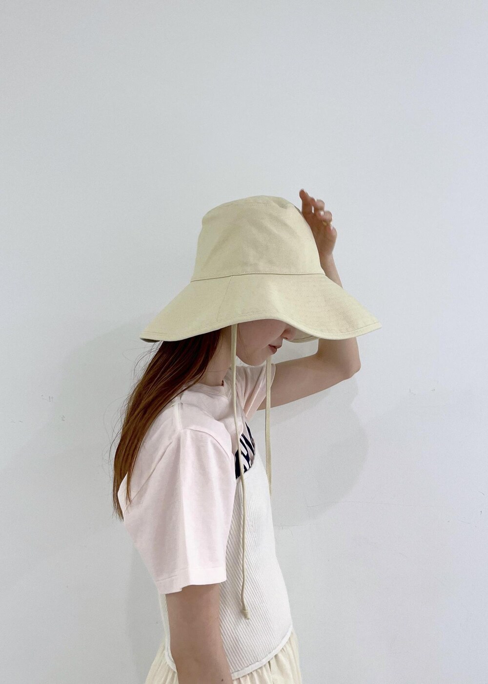 「ホワイト、ハンドバッグ、トートバッグ、プルオーバー、Tシャツ、ロゴ、半袖、パンツ、ワイド、ADAM ET ROPÉ、FEMME、骨格ナチュラル、ブルべ、カジュアル、大人カジュアル」｜「ADAM ET ROPE'のダブルバックルプラットフォームサンダル（サンダル、ブラック系）」を使った、tomoさん（レディース・157cm）の夏コーディネートの4枚目の写真