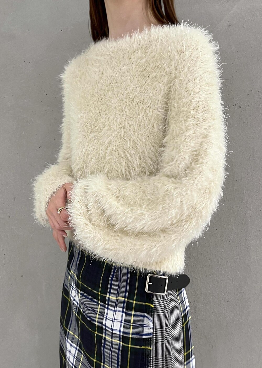 シルバー系のブーツ、ホワイト系のニット/セーター、グリーン系のスカートを着用したレディースの秋コーディネートの5枚目の写真