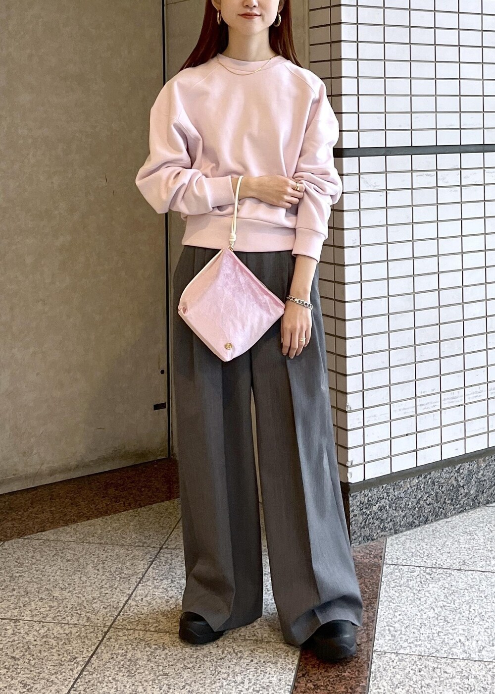 「初春コーデ、春コーデ、デートコーデ、お出かけコーデ、旅行コーデ、女子会コーデ、大人カジュアル、パンツスタイル、カジュアルコーデ、ADAM ET ROPÉ、ナチュラル、ブルべ夏、混合、トップス、スウェット」｜「ADAM ET ROPE'の【防シワ】・【消臭】・【洗える】ウールギャバ2タックワイドスラックス（スラックス、グレー系）」を使った、tomoさん（レディース・157cm）の冬コーディネートの3枚目の写真