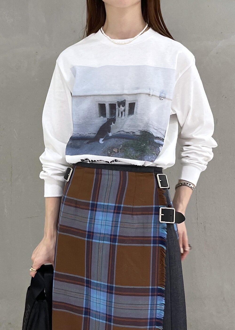 シルバー系のブーツ、ホワイト系のTシャツ/カットソー、ブラウン系のスカートを着用したレディースの秋コーディネートの6枚目の写真