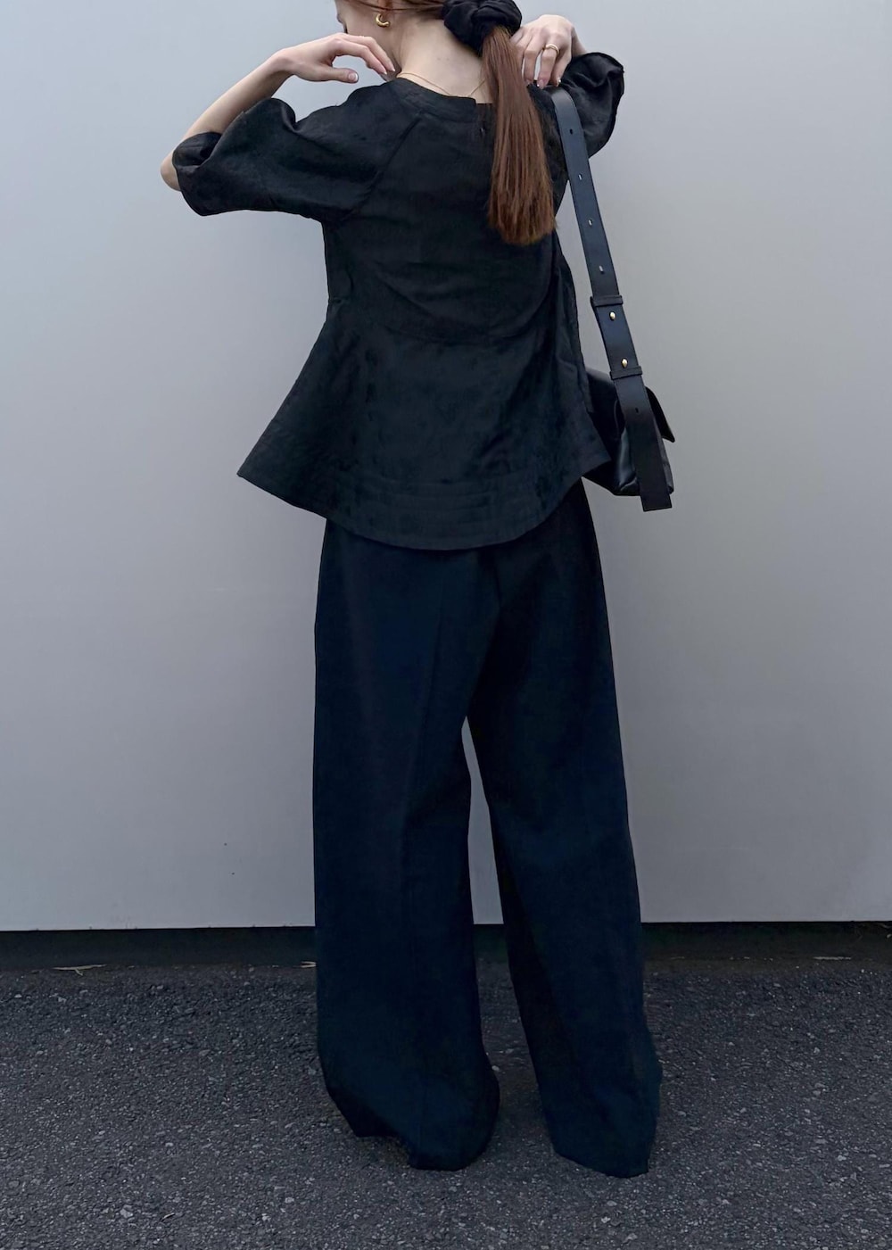 ブラック系のパンプス、ブラック系のショルダーバッグ、ブラック系のシャツ/ブラウスを着用したレディースの冬コーディネートの3枚目の写真