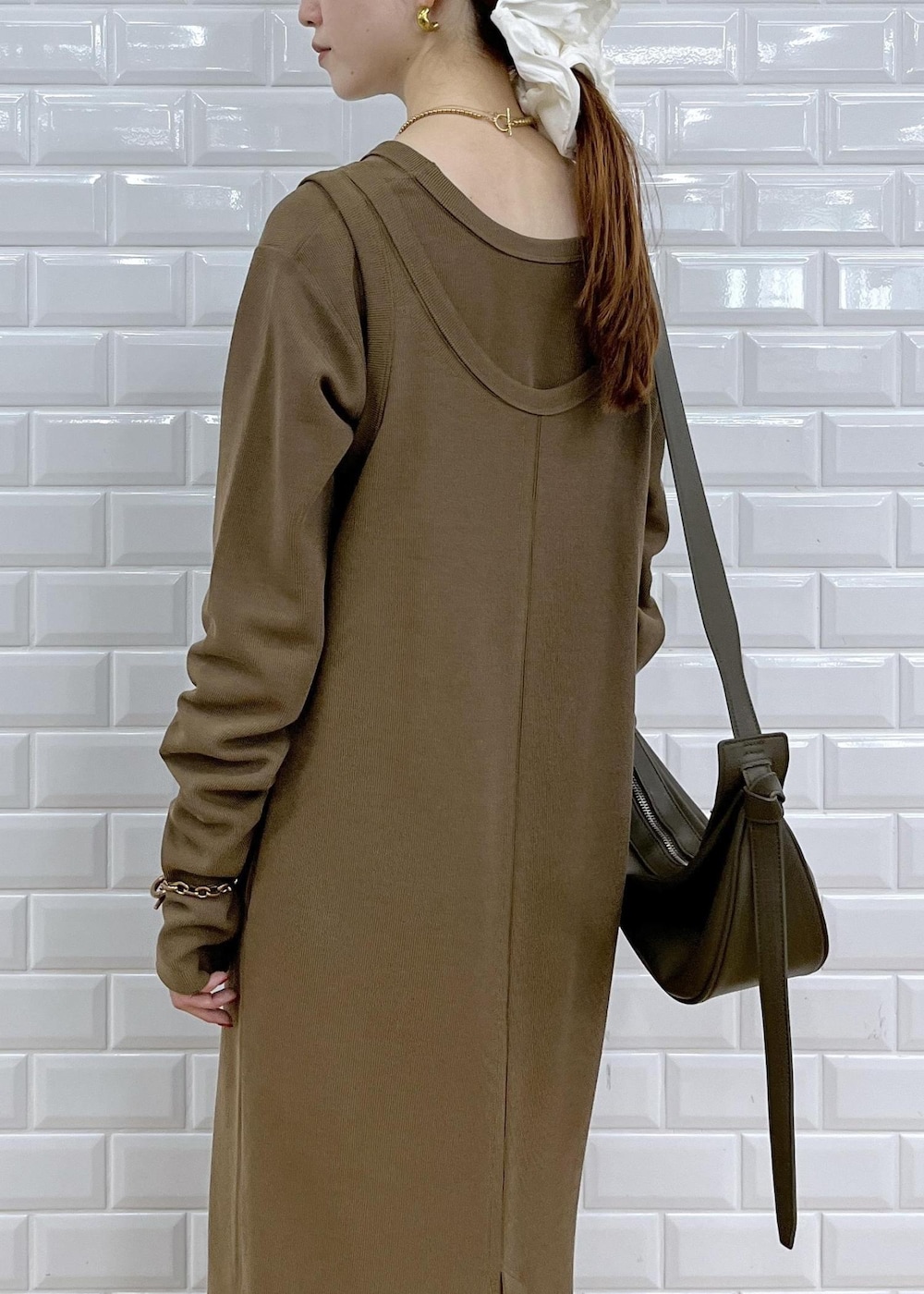 レッド系のショルダーバッグ、ブラウン系のサンダル、ブラウン系のワンピースを着用したレディースの夏コーディネートの7枚目の写真