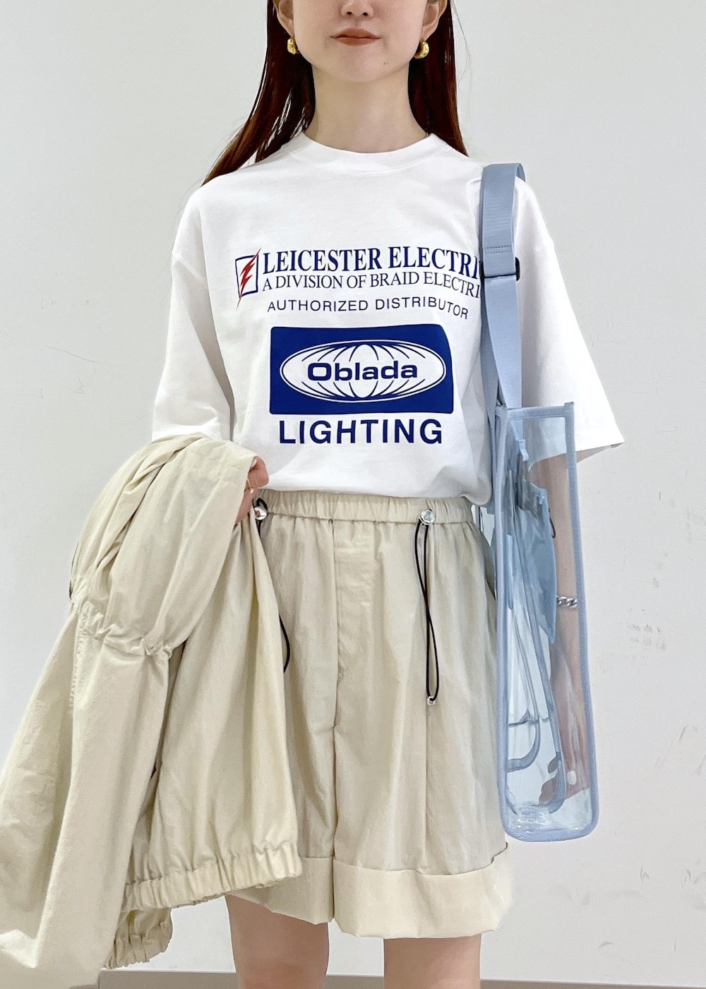 「撥水、ブルー、トートバッグ、ライトブルー、Tシャツ、ロゴ、パンツ、ミニ、セットアップ、アイボリー、ハーフパンツ、ビーチサンダル、トング、ADAM ET ROPÉ、FEMME」｜「Obladaの【oblada(オブラダ)】ELECTRIC TEE（Tシャツ/カットソー、ホワイト系）」を使った、tomoさん（レディース・157cm）の夏コーディネートの4枚目の写真