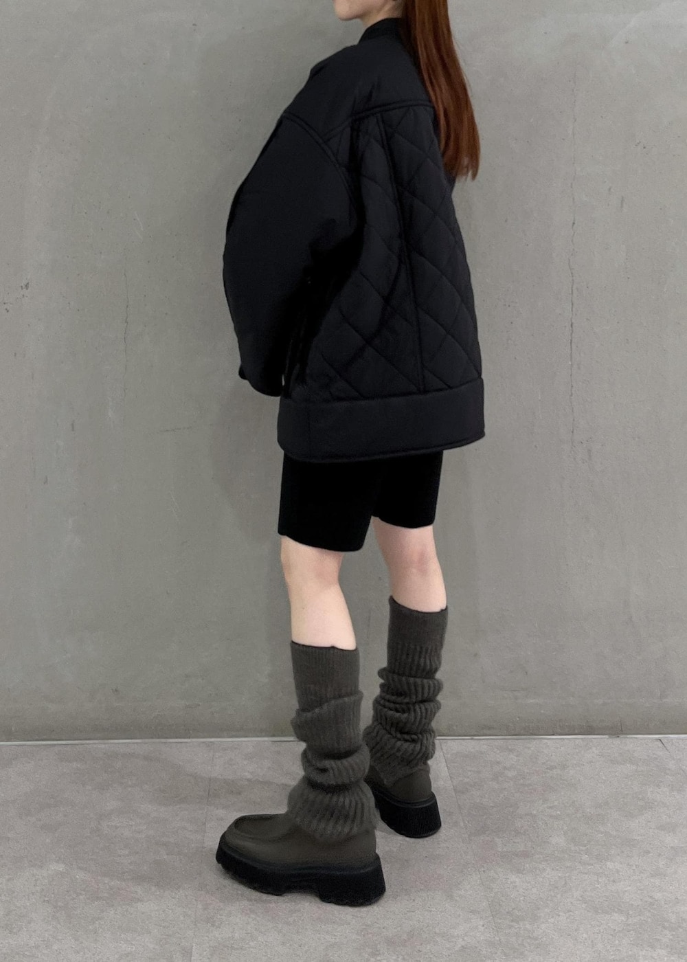 「ルーズソックス、ファーニット、ハーフパンツ、ADAM ET ROPÉ、FEMME、SDGs、サステナブル、骨格ウェーブ、骨格ナチュラル、ブルべ、カジュアル、大人カジュアル、モード、レイヤード、秋」｜「ADAM ET ROPE'のトラックソールモカシンシューズ（ブーツ、グリーン系）」を使った、tomoさん（レディース・157cm）の夏コーディネートの3枚目の写真