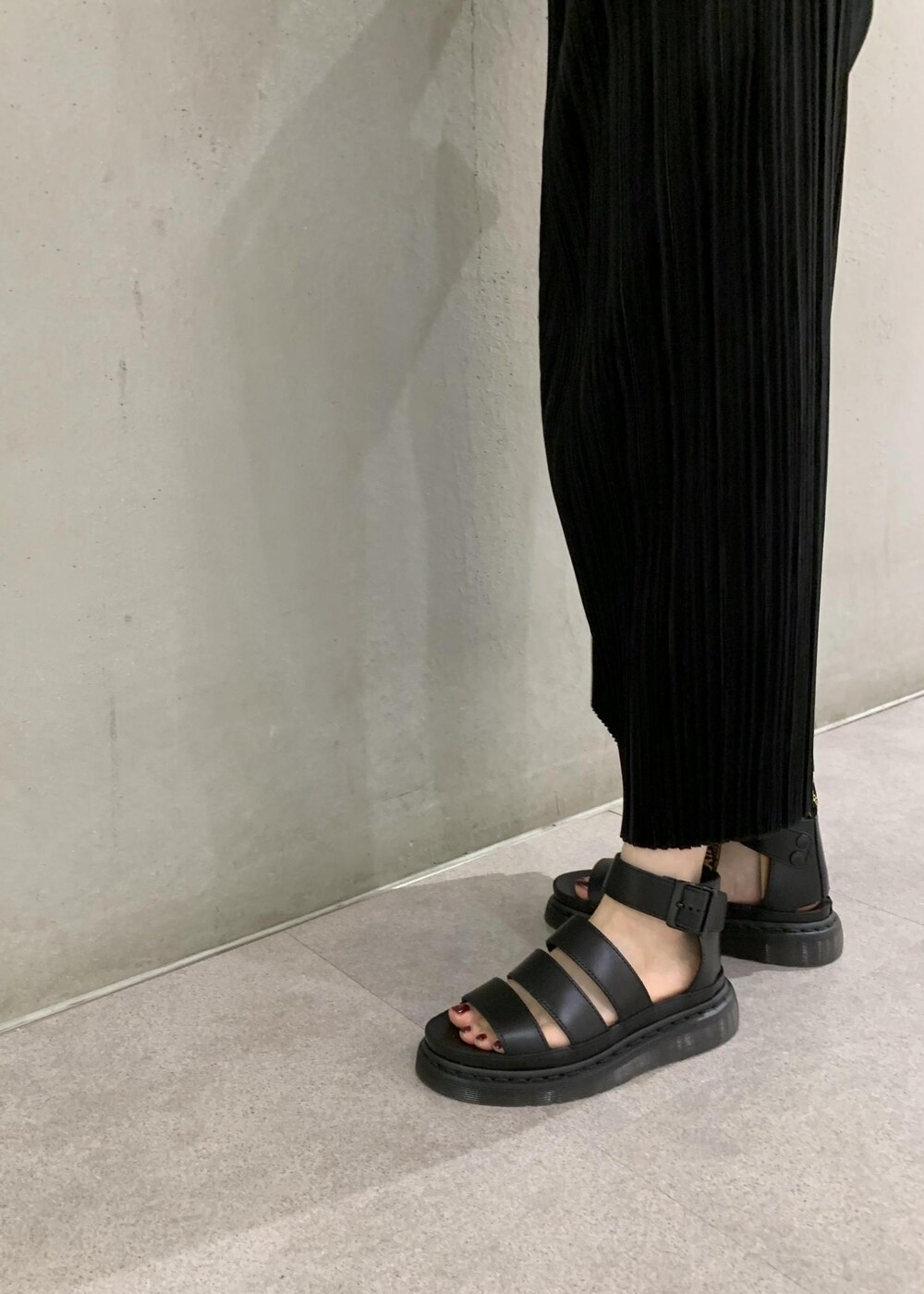 「Dr.Martens、ドクターマーチン、ベージュ、Vネック、ベスト、アイボリー、ブラック、スカート、タイトスカート、プリーツ、サンダル、厚底、ADAM ET ROPÉ、FEMME、SDGs」|「ADAM ET ROPE'のレザーライクタフタジレ(その他アウター、ホワイト系)」を使った、tomoさん(レディース・157cm)の夏コーディネートの9枚目の写真