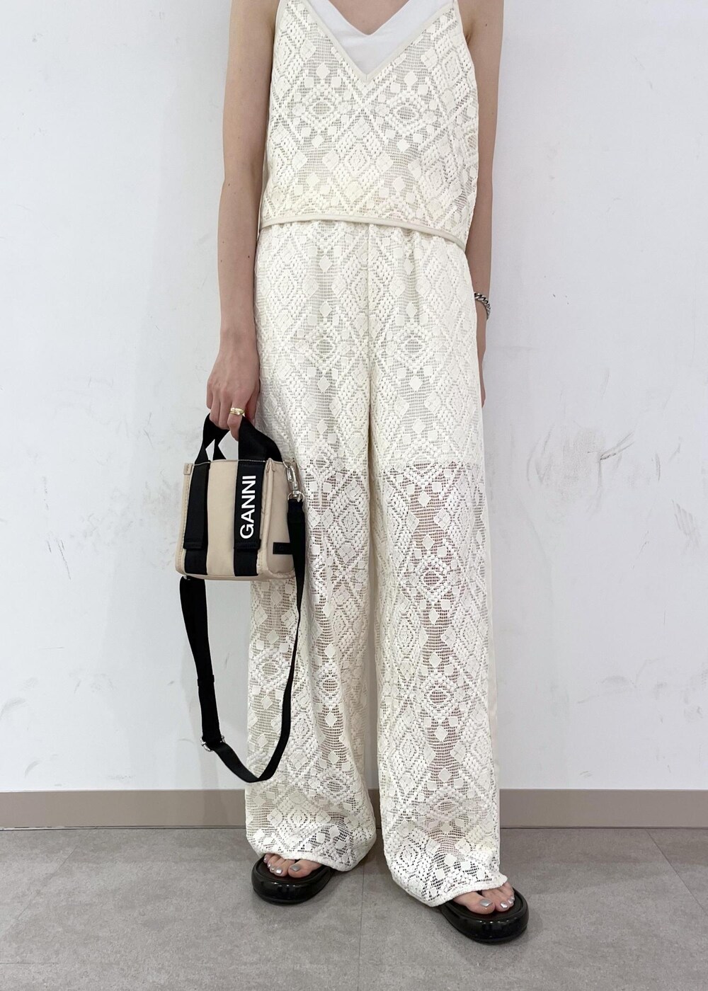 ブラック系のサンダル、ホワイト系のその他パンツ、ホワイト系のキャミソールを着用したレディースの夏コーディネートの8枚目の写真