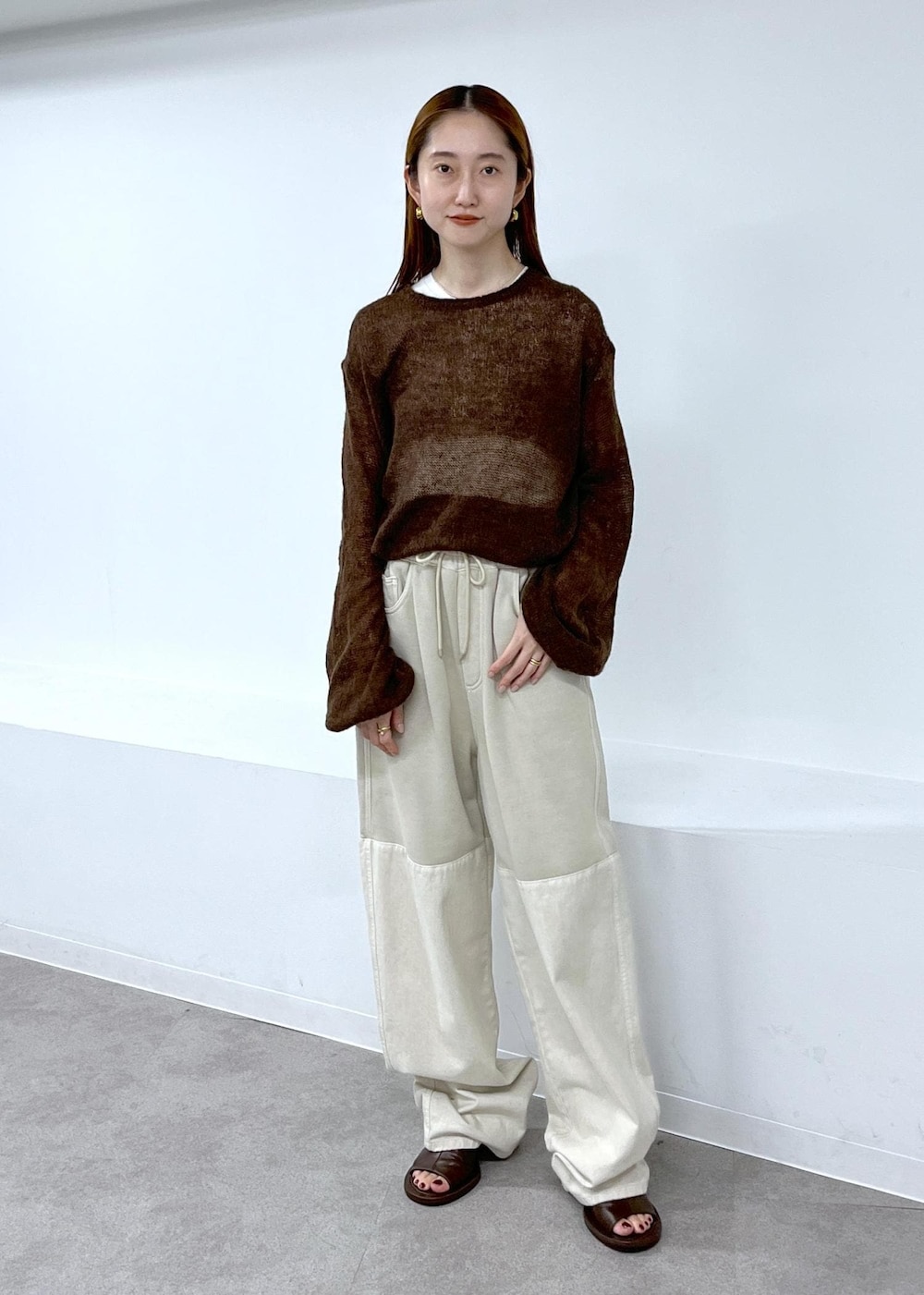 ブラウン系のサンダル、ブラウン系のニット/セーター、ベージュ系のその他パンツを着用したレディースの夏コーディネートの2枚目の写真