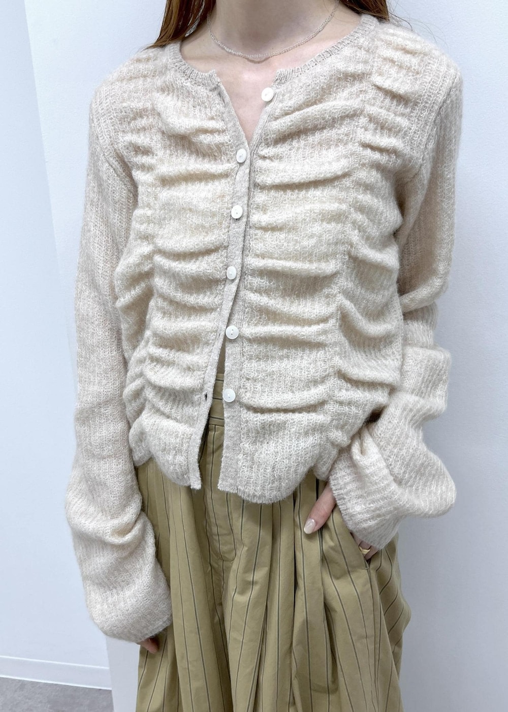 ブラウン系のサンダル、ベージュ系のスラックス、ベージュ系のカーディガン/ボレロを着用したレディースの夏コーディネートの8枚目の写真