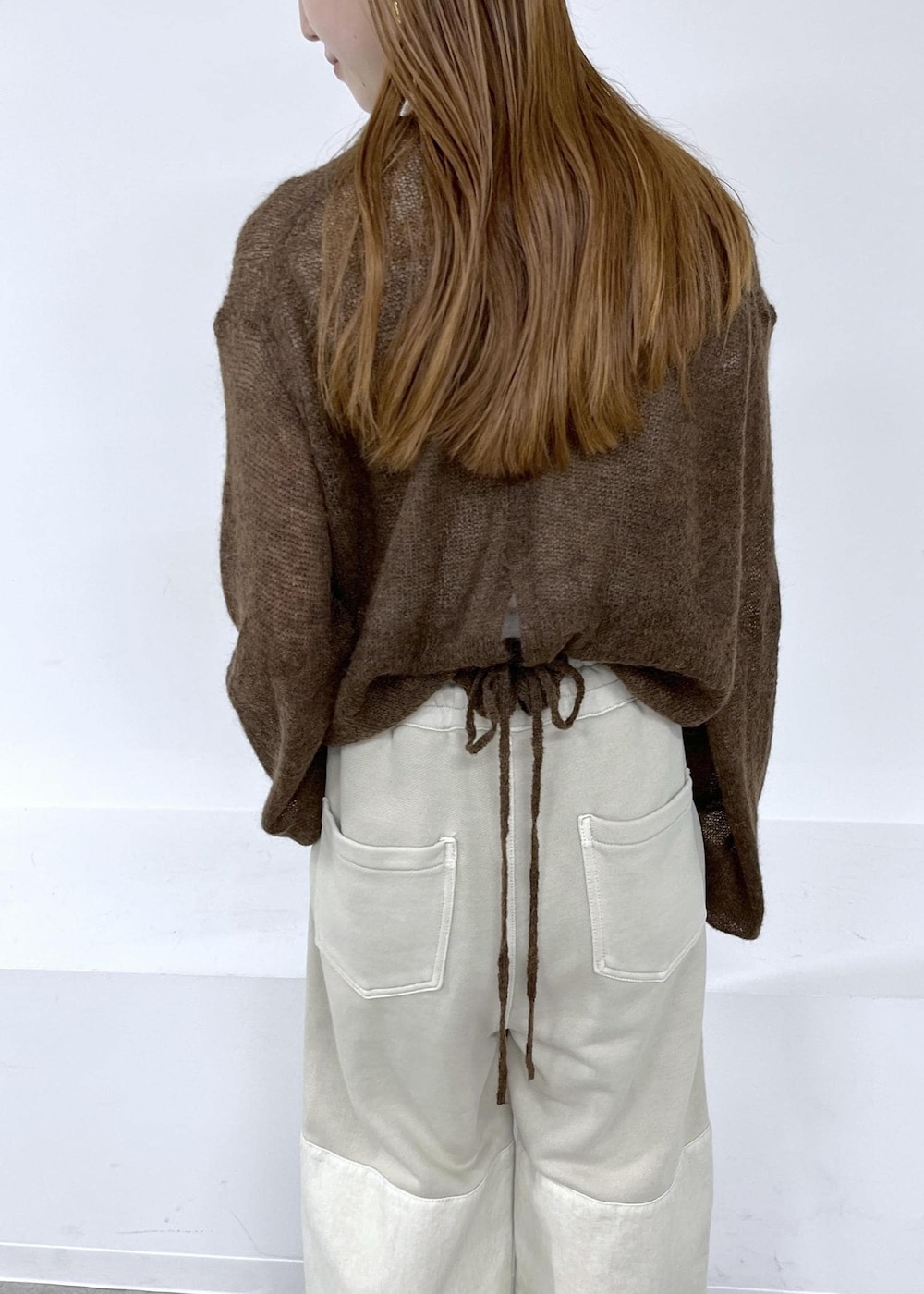 ブラウン系のサンダル、ブラウン系のニット/セーター、ベージュ系のその他パンツを着用したレディースの夏コーディネートの4枚目の写真