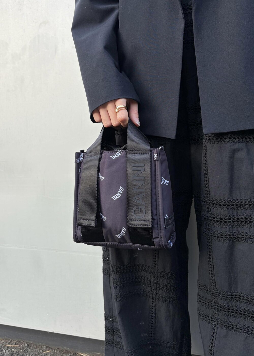 イエロー系のサンダル、ブラック系のトートバッグ、ホワイト系のネックレスを着用したレディースの冬コーディネートの8枚目の写真