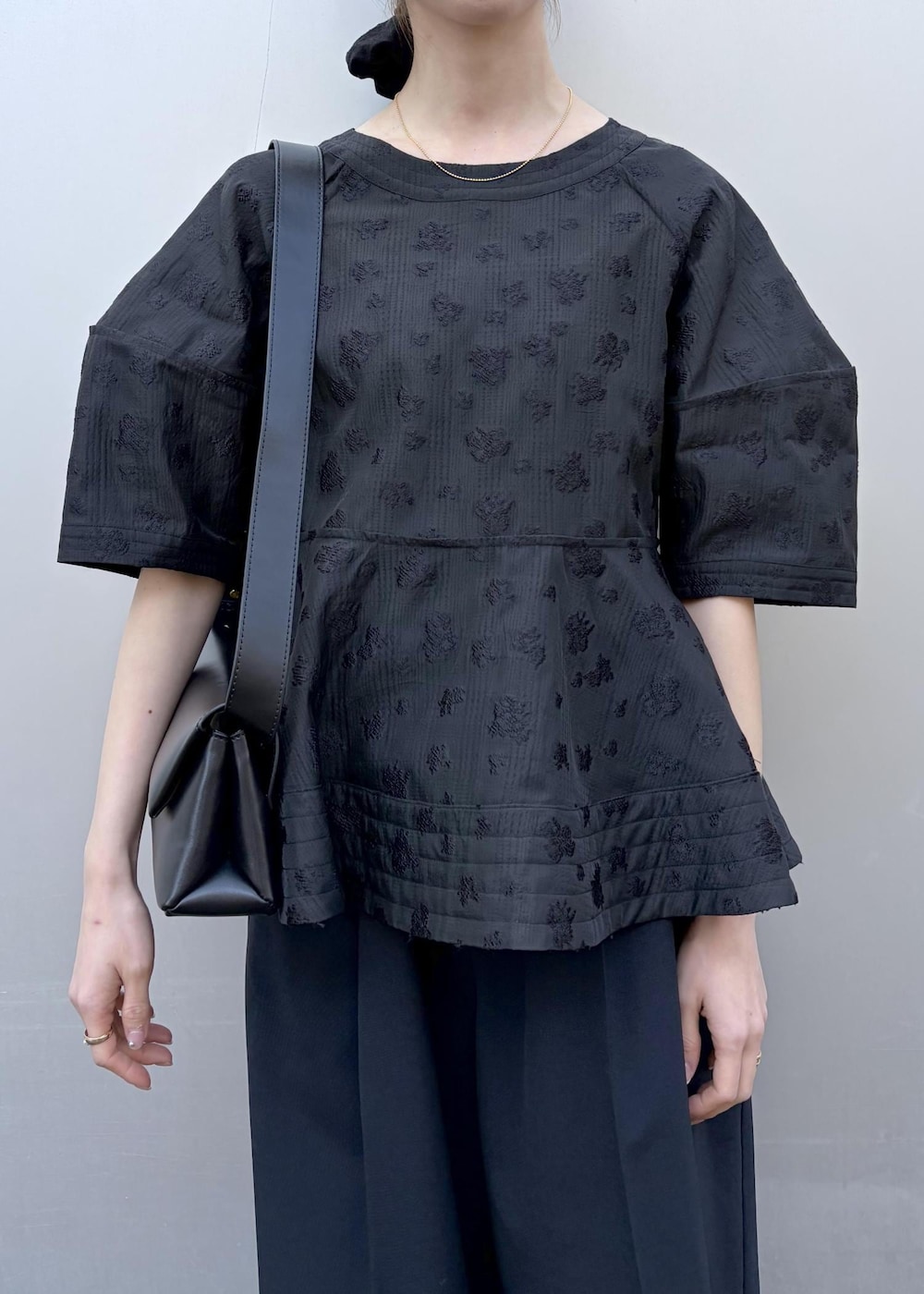 ブラック系のパンプス、ブラック系のショルダーバッグ、ブラック系のシャツ/ブラウスを着用したレディースの冬コーディネートの8枚目の写真