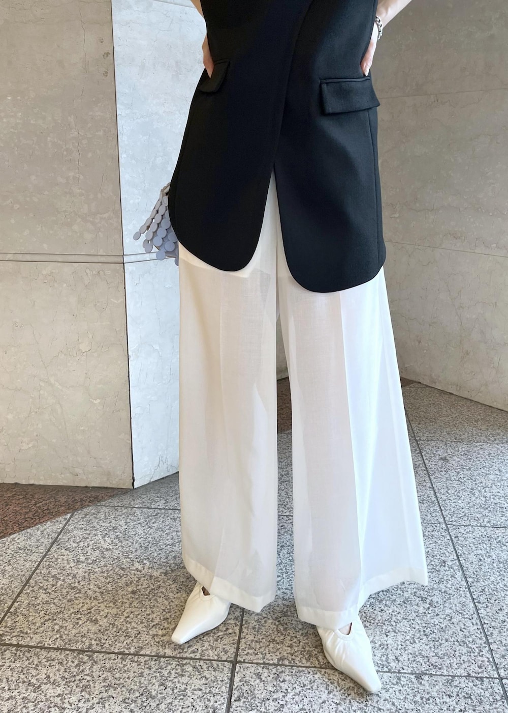 「ロンパース、ブラック、ノースリーブ、Vネック、スリット、ベスト、ワイド、十分丈、ADAM ET ROPÉ、FEMME、骨格ナチュラル、ブルべ、きれいめ、きれいめカジュアル、モード」｜「ADAM ET ROPE'のギャザーパンプス（パンプス、ホワイト系）」を使った、tomoさん（レディース・157cm）の春コーディネートの5枚目の写真