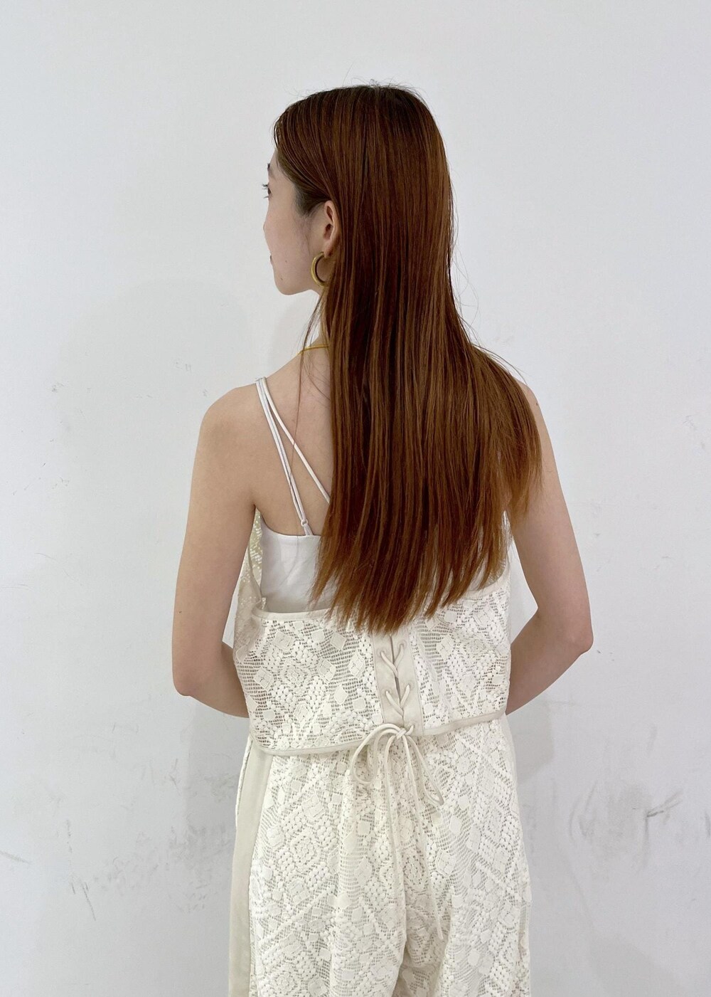 ブラック系のサンダル、ホワイト系のその他パンツ、ホワイト系のキャミソールを着用したレディースの夏コーディネートの7枚目の写真