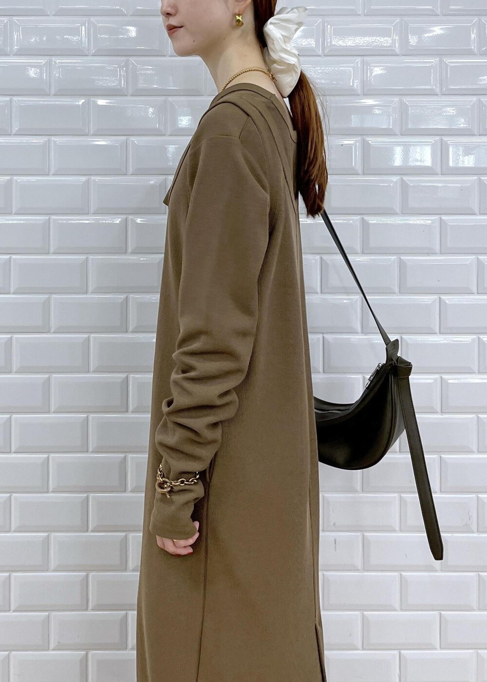 レッド系のショルダーバッグ、ブラウン系のサンダル、ブラウン系のワンピースを着用したレディースの夏コーディネートの6枚目の写真